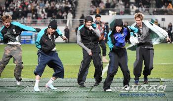  Cortis' celebratory performance in Sangambeol