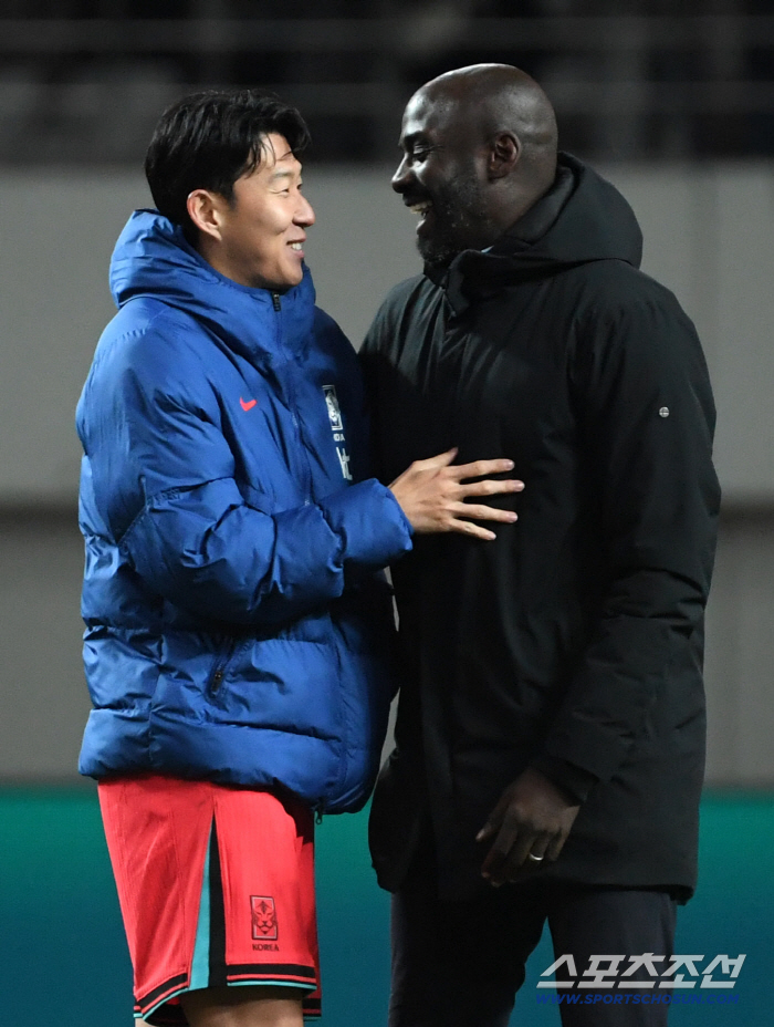  Director Son Heung-min, Otto Addo, greets you