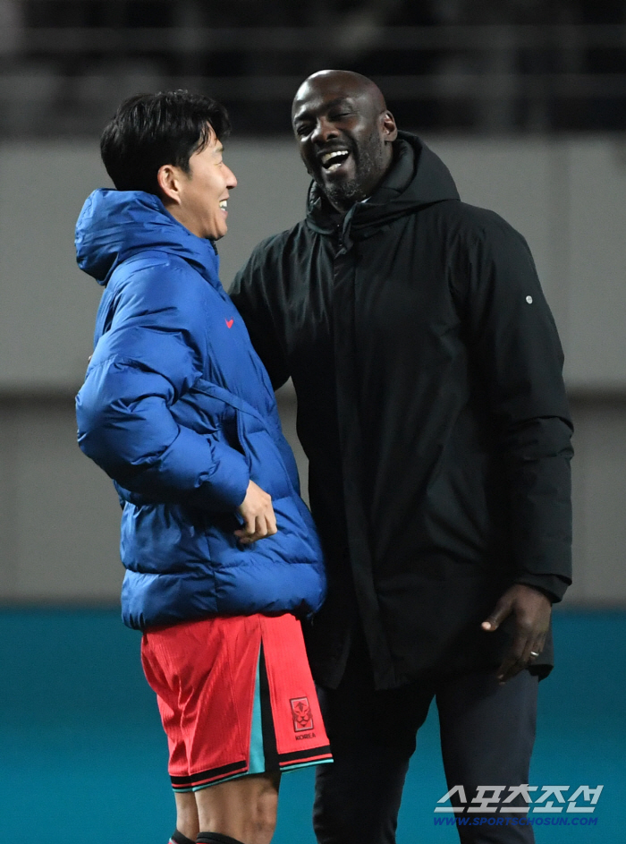  Director Son Heung-min, Otto Addo, greets you