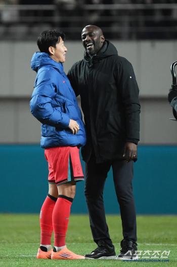  Director Son Heung-min, Otto Addo, greets you