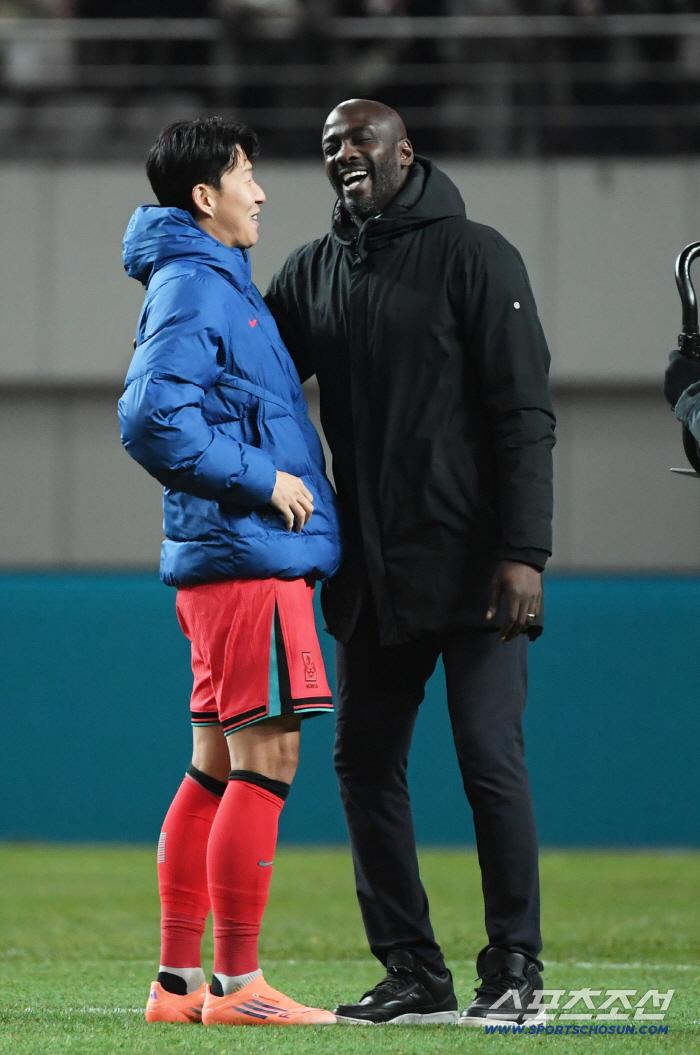  Director Son Heung-min, Otto Addo, greets you