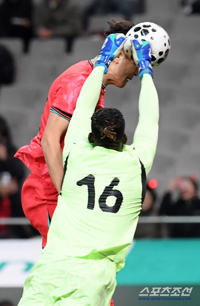  Ghana goalkeeper Asare blocks Kim Min-jae's header