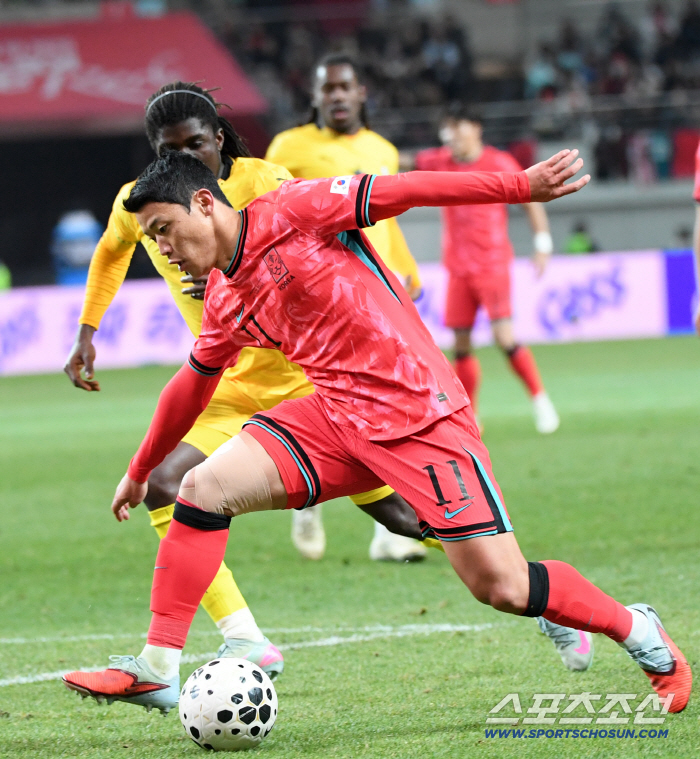  Hwang Hee-chan breaks through threatening inside the penalty box
