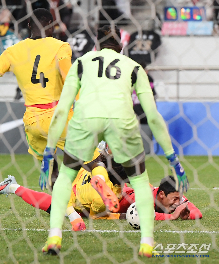  Hwang Heechan gets a penalty kick