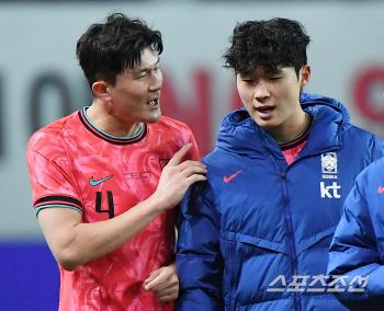  Kim Minjae giving advice to Kim Taehyun