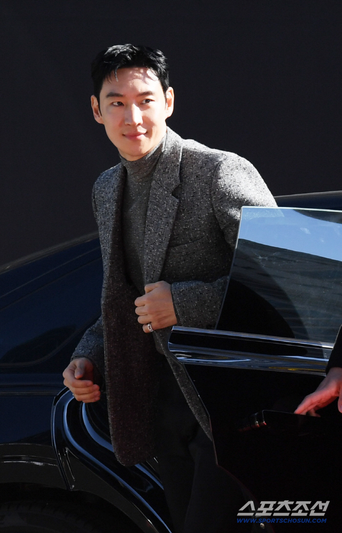  Lee Jehoon, get off the train