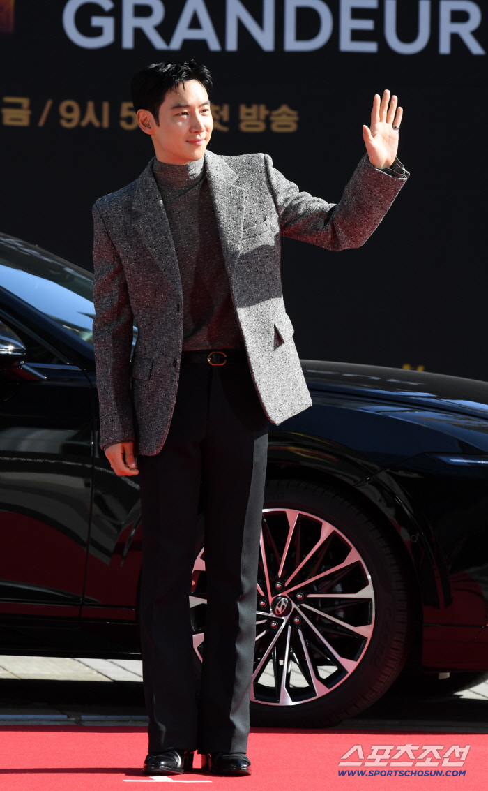  Lee Jehoon's handsome face