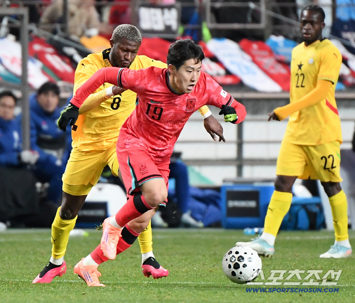  Lee Kang-in penetrates the defense