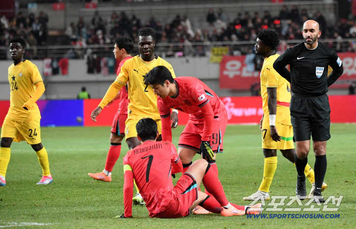  Lee Kang-in takes care of Son Heung-min