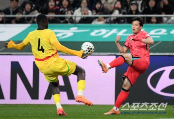  Lee Tae Seok passes from a difficult angle
