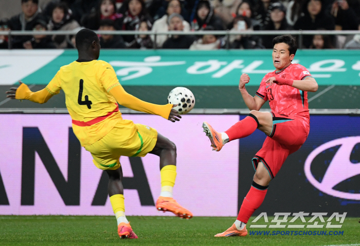 Lee Tae Seok passes from a difficult angle