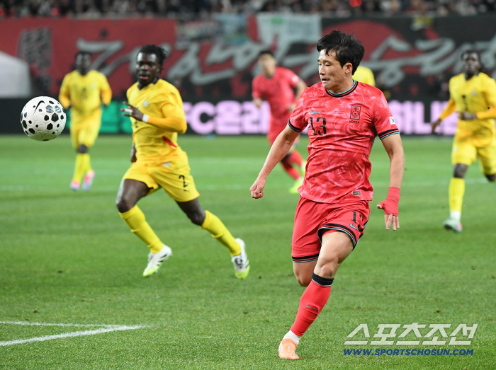  Lee Tae Seok pierce the side