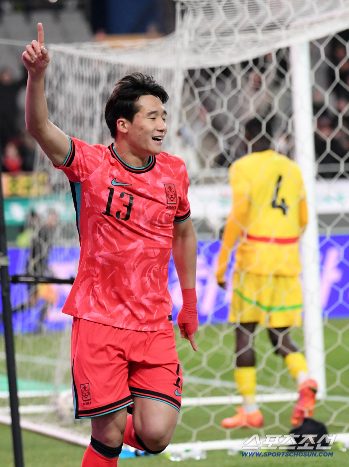  Lee Tae-seok shakes the net