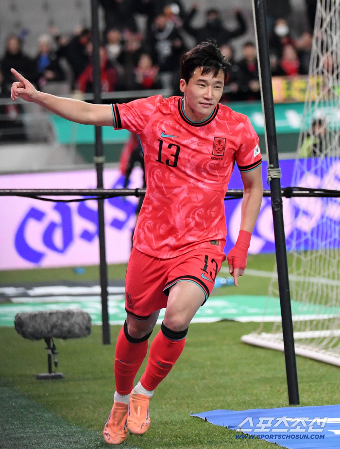  Lee Tae-seok with the national flag and a header goal