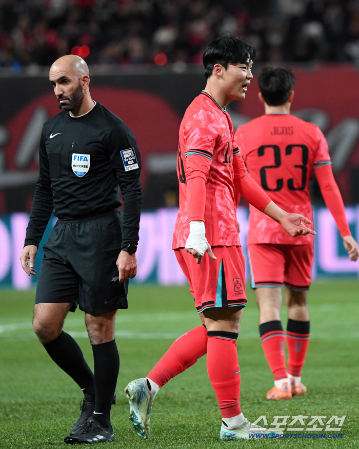  Oh Hyun-kyu is dissatisfied with the referee's decision