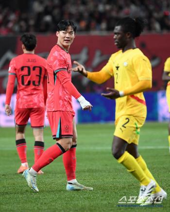  Oh Hyun-kyu is dissatisfied with the referee's decision