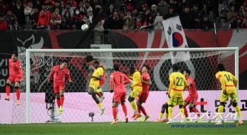  Seol Young Woo Jo Yu Min Kim Min Jae blocked Ghana's attack