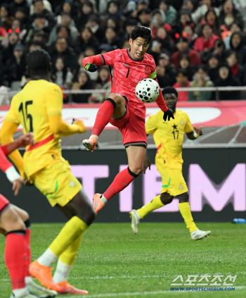  Son Heung-min breaks through Ghana's defense