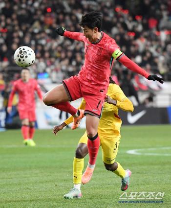  Son Heung-min threatens the door