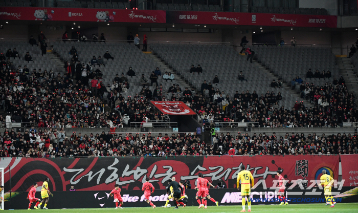  The stands on the first floor of the Korean national soccer team are also empty
