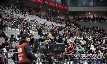  The stands on the first floor of the Korean national soccer team are also empty