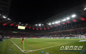  The stands on the first floor of the Korean national soccer team are also empty