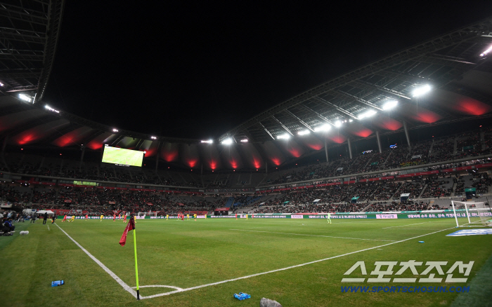  The stands on the first floor of the Korean national soccer team are also empty