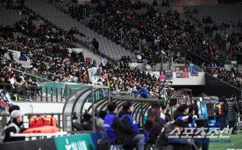  The stands on the first floor of the Korean national soccer team are also empty