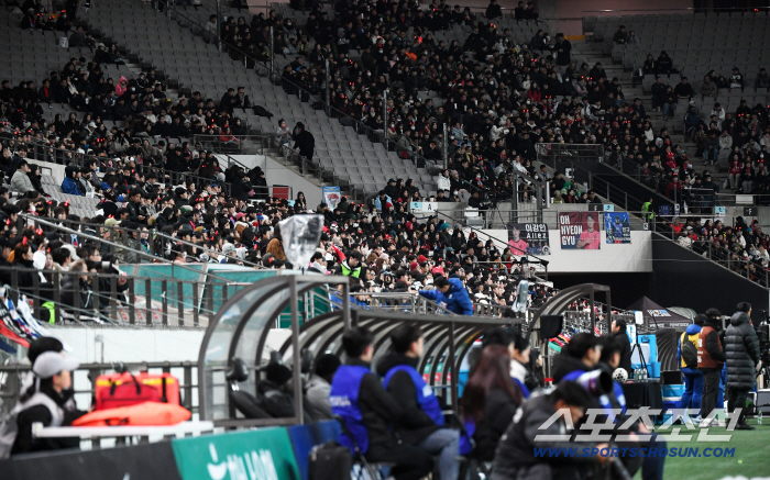  The stands on the first floor of the Korean national soccer team are also empty