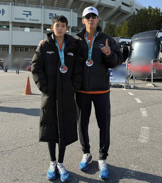 Sean ♥ Jeong Hye-young, third, please join me in the marathon with my 16-year-old dad who caught up with me. Thank you