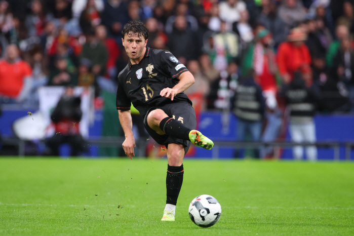 Shocking announcement! Successful awakening! Taking away Lee Kang-in's role? It was a fantastic kick There's a possibility that he's a dedicated kicker for his 2004 rival