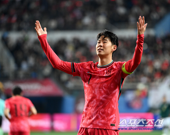 Adoration There has never been a player like this in Asian historySon Heung-min is worth 152.4 billion dollars, which is incomparable to Japan, the No. 1 player in all time beyond Korea