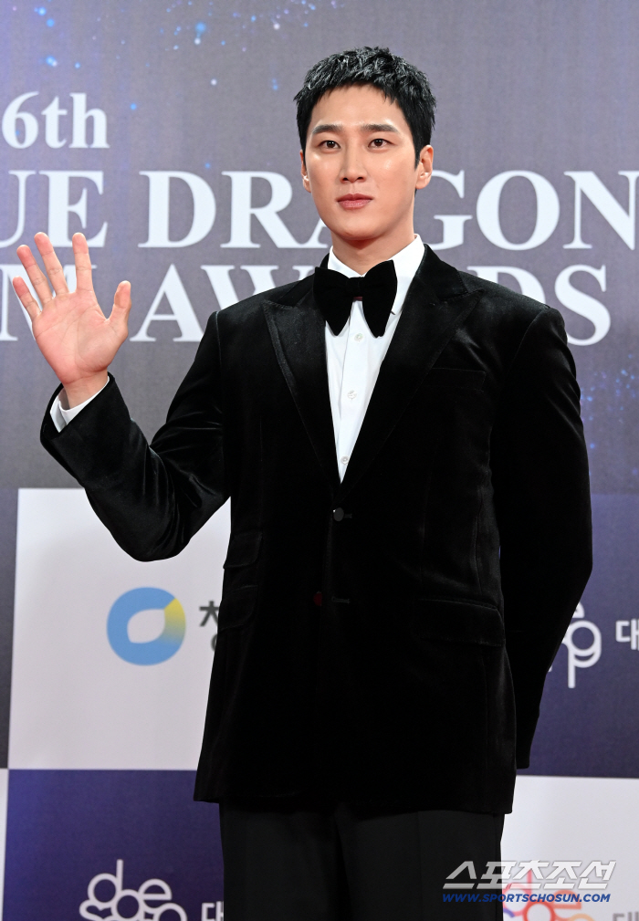  Ahn Jung-hyun Wins New Actor Award Best Gift for Father's Birthday