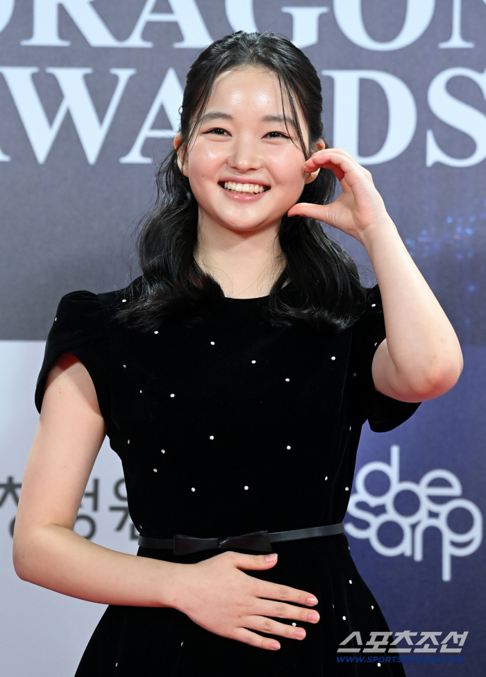  Choi Yuri is cute and lovely. She's doing it all by herself