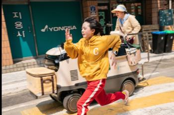 Blue Dragon Film Awards Nam Na-young Honored for Outstanding Editing in ‘HI-FIVE’