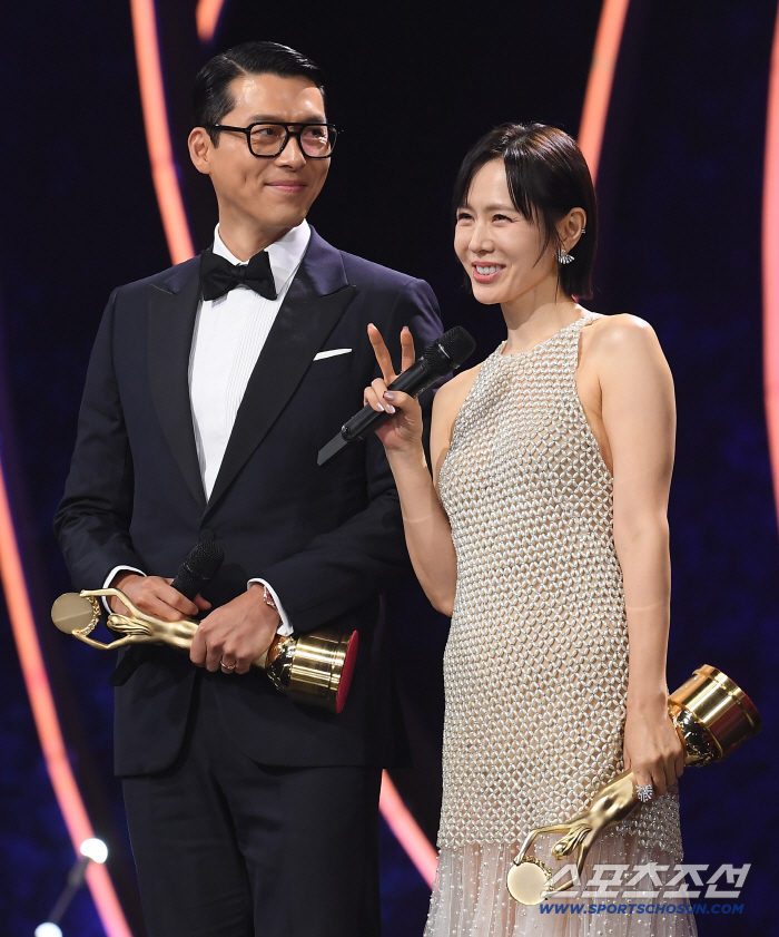 Hyunbin and Son Ye-jin Delight Fans With Shared Popular Star Honor at Blue Dragon Film Awards