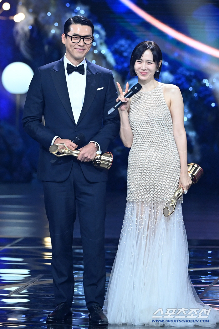  Hyun Bin ♥ Son Ye-jin, the first couple to win the Popular Star Award. Unforgettable day