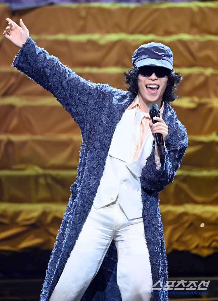 AKMU’s Lee Chanhyuk Electrifies the Blue Dragon Film Awards With Dynamic Performance