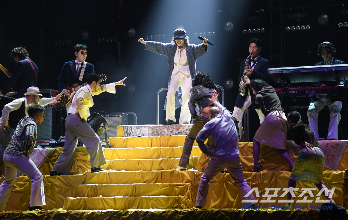 AKMU’s Lee Chanhyuk Electrifies the Blue Dragon Film Awards With Dynamic Performance