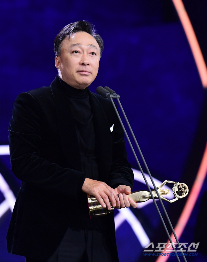  Lee Seong-min, who couldn't receive the Best Supporting Actor Award...