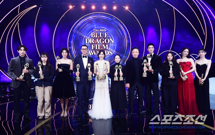 Blue Dragon Film Awards  Park Chan-wook’s 'No Other Choice' Wins Best Picture and Director