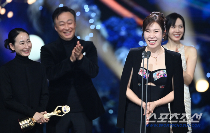 Blue Dragon Film Awards  Park Chan-wook’s 'No Other Choice' Wins Best Picture and Director