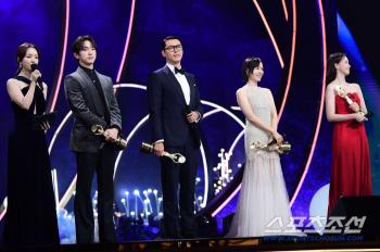 Hyunbin, Son Ye-jin, Park Jin-young and Yoona Win Popular Star Awards at Blue Dragon Film Awards