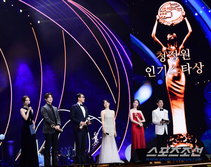 Hyunbin, Son Ye-jin, Park Jin-young and Yoona Win Popular Star Awards at Blue Dragon Film Awards