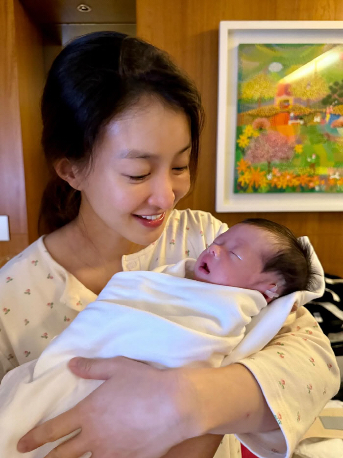 First, Lee Si-young. On the 15th, I hold my younger sister and I'm happy. My brother's true love