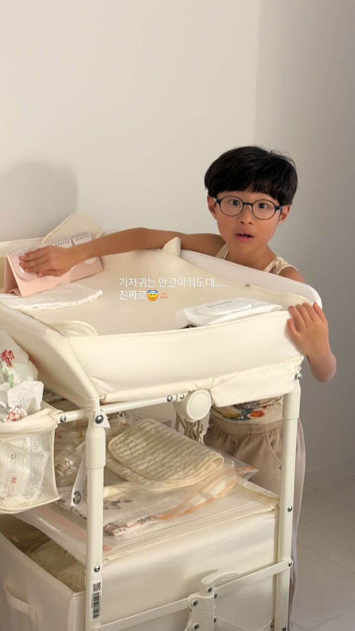 First, Lee Si-young. On the 15th, I hold my younger sister and I'm happy. My brother's true love