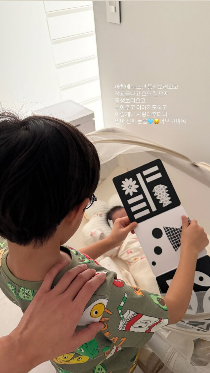 First, Lee Si-young. On the 15th, I hold my younger sister and I'm happy. My brother's true love