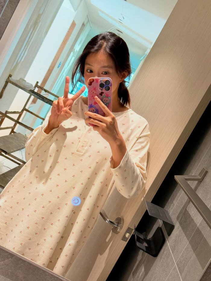 First, Lee Si-young. On the 15th, I hold my younger sister and I'm happy. My brother's true love