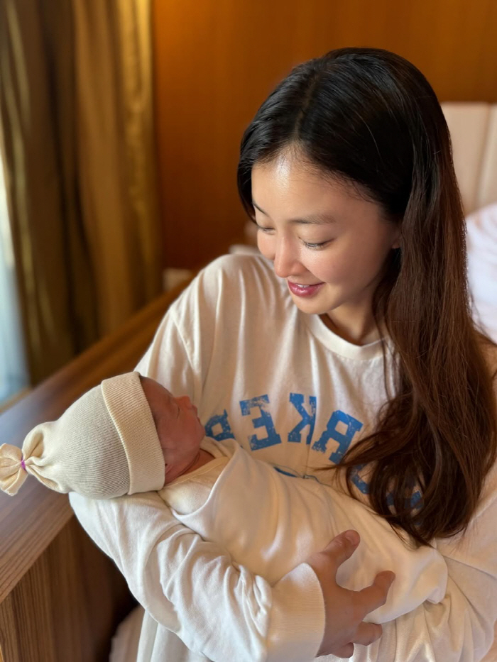 First, Lee Si-young. On the 15th, I hold my younger sister and I'm happy. My brother's true love
