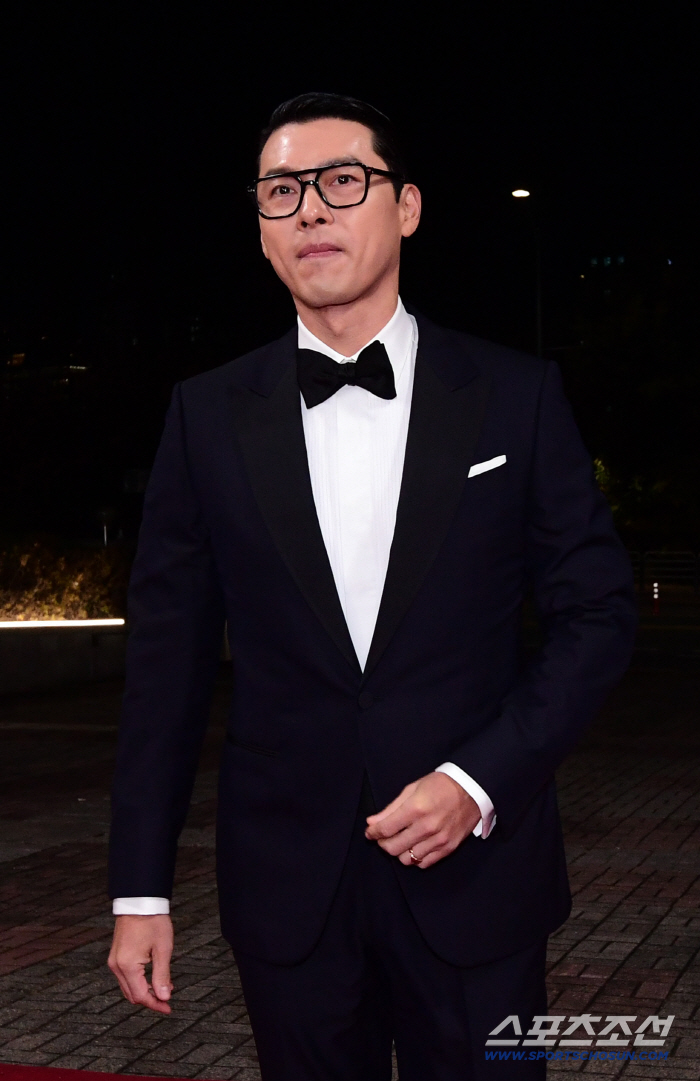 Hyunbin and Son Ye-jin Shine on the Red Carpet at the 46th Blue Dragon Film Awards